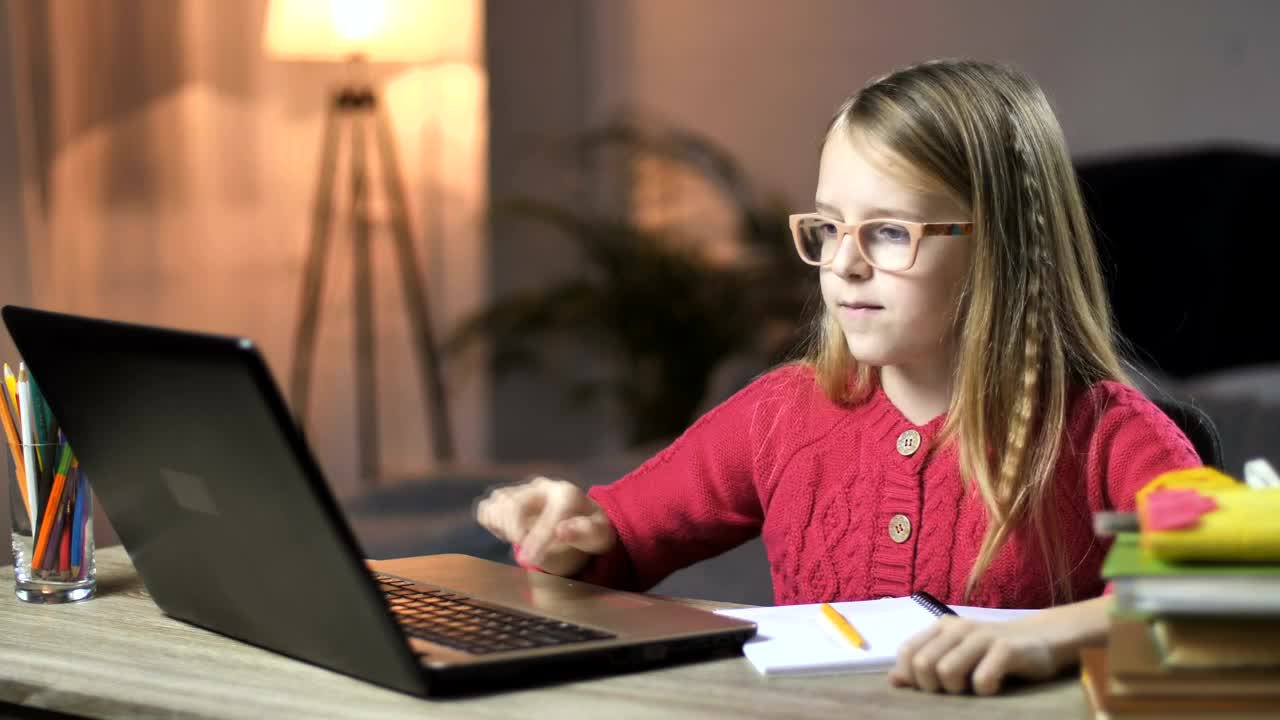Video Stock Child Taking Notes Live Wallpaper For PC - Free Download