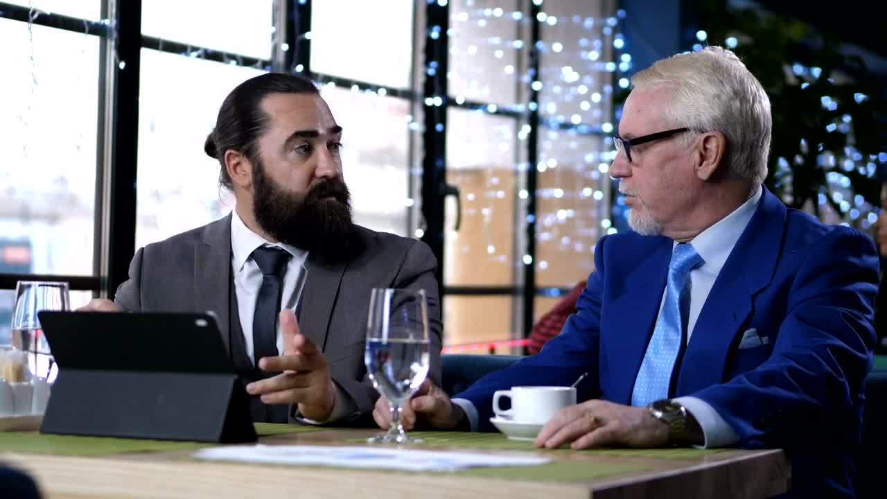 Video Stock Businessmen Having A Lunchtime Meeting Live Wallpaper For PC - Free Download