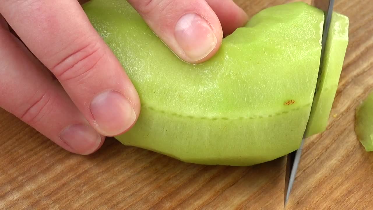 Stock Video Cutting A Kiwi Into Chunks Live Wallpaper For PC - Free Download