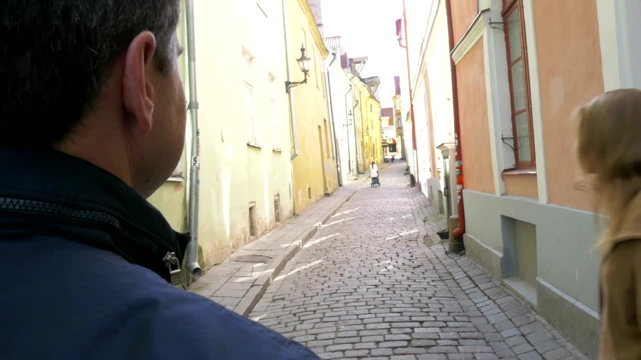 Free Video Stock taking photos during a city trip Live Wallpaper - Free Download
