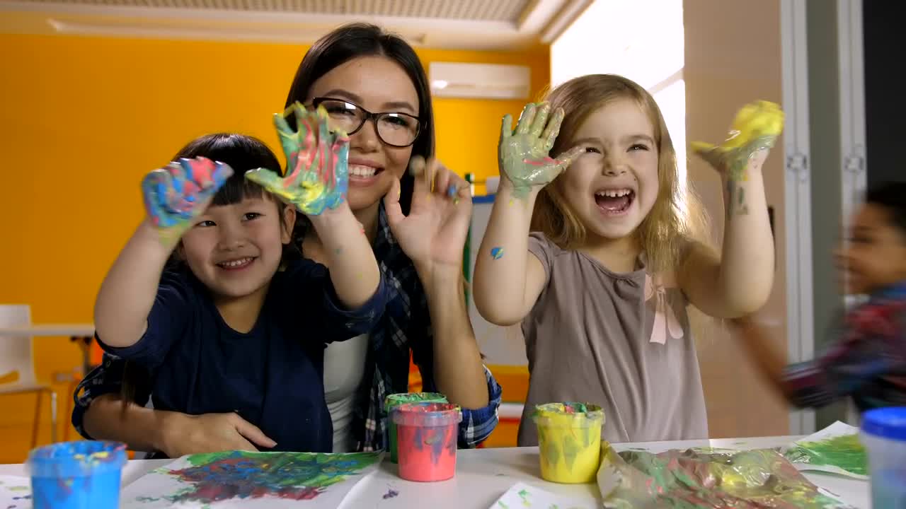 Free Video Stock teacher and children waving with their hands Live Wallpaper - Free Download