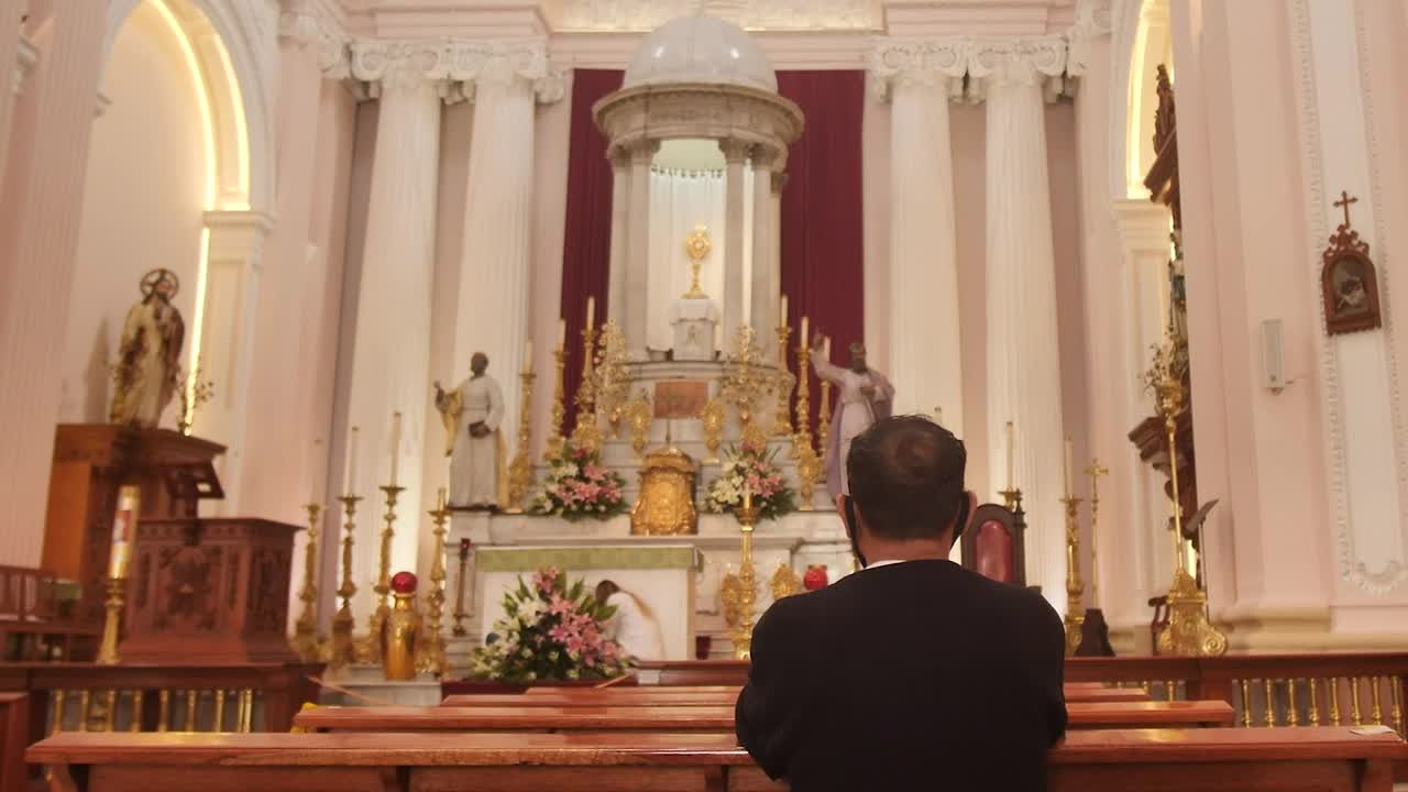 Video Stock Person Praying In Front Of An Altar Inside A Church Live Wallpaper Free - Free Download