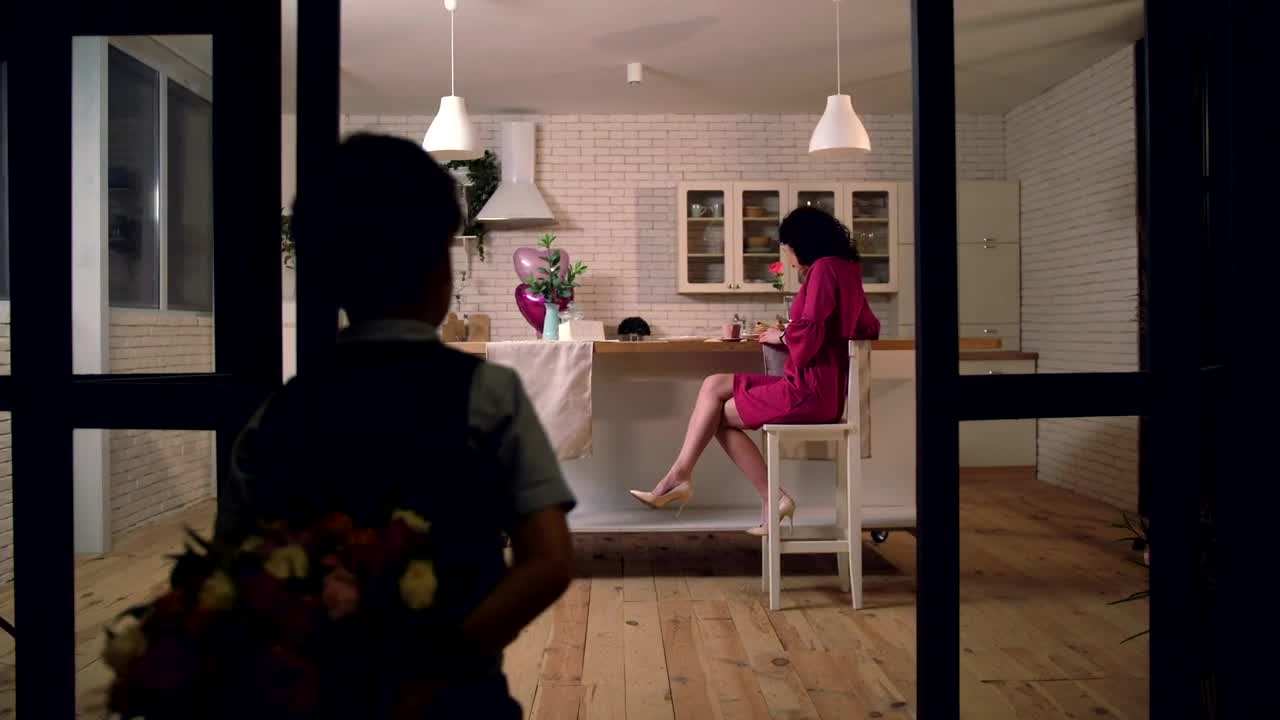 Stock Video Mother Receiving Flower Animated Wallpaper - Free Download