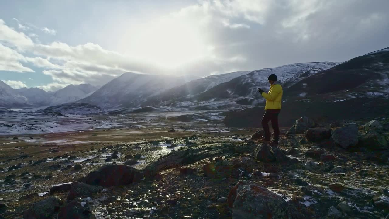 Stock Video Hiker Taking Photos At The Mountains Animated Wallpaper - Free Download