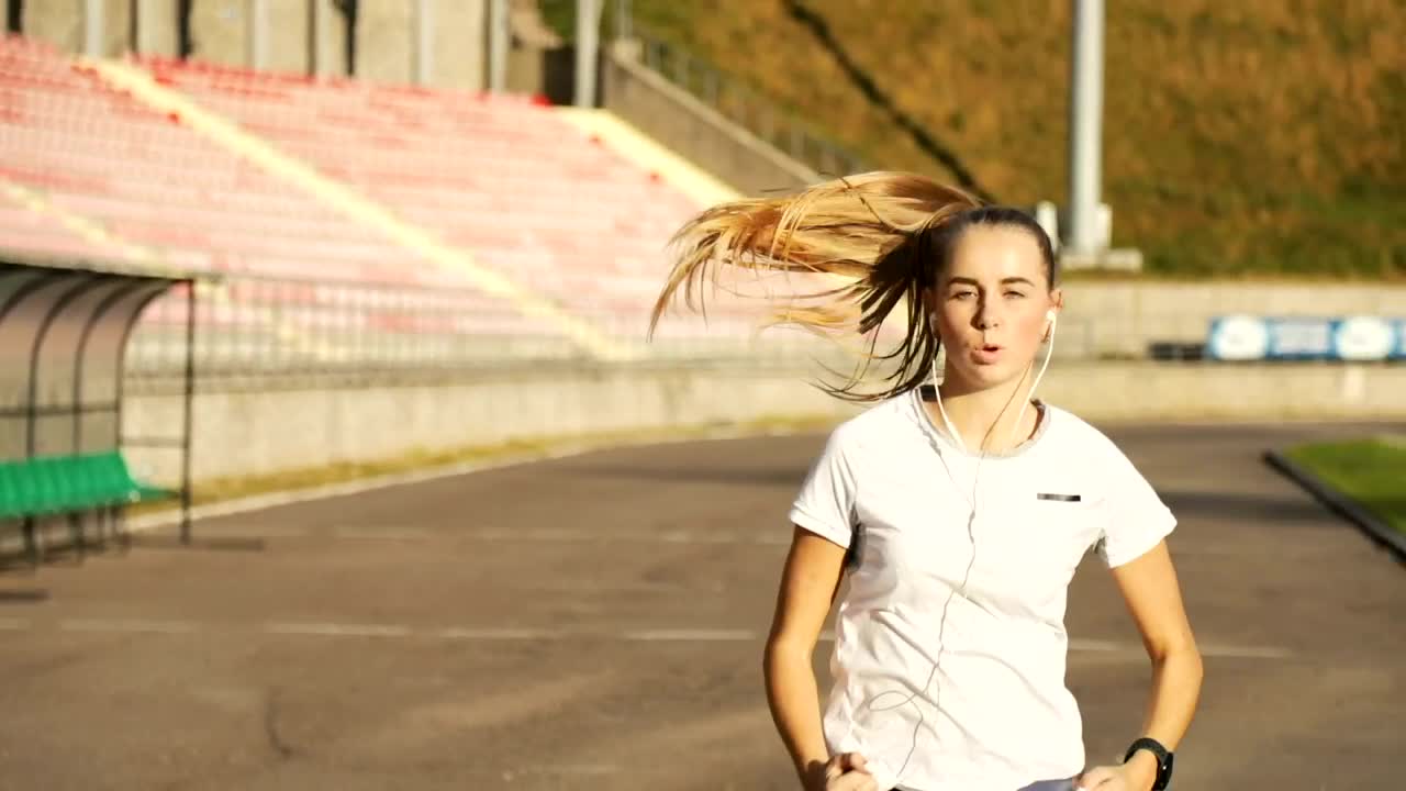 Free Stock Video Runner Gets Motivational Hi Five From Trainer Live Wallpaper - Free Download