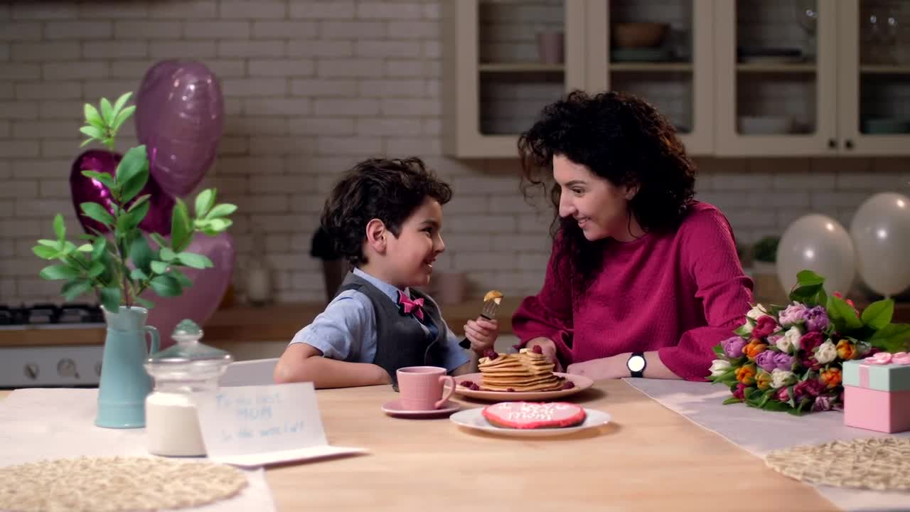 Stock Video Mother And Son Sharing Pancake Animated Wallpaper - Free Download