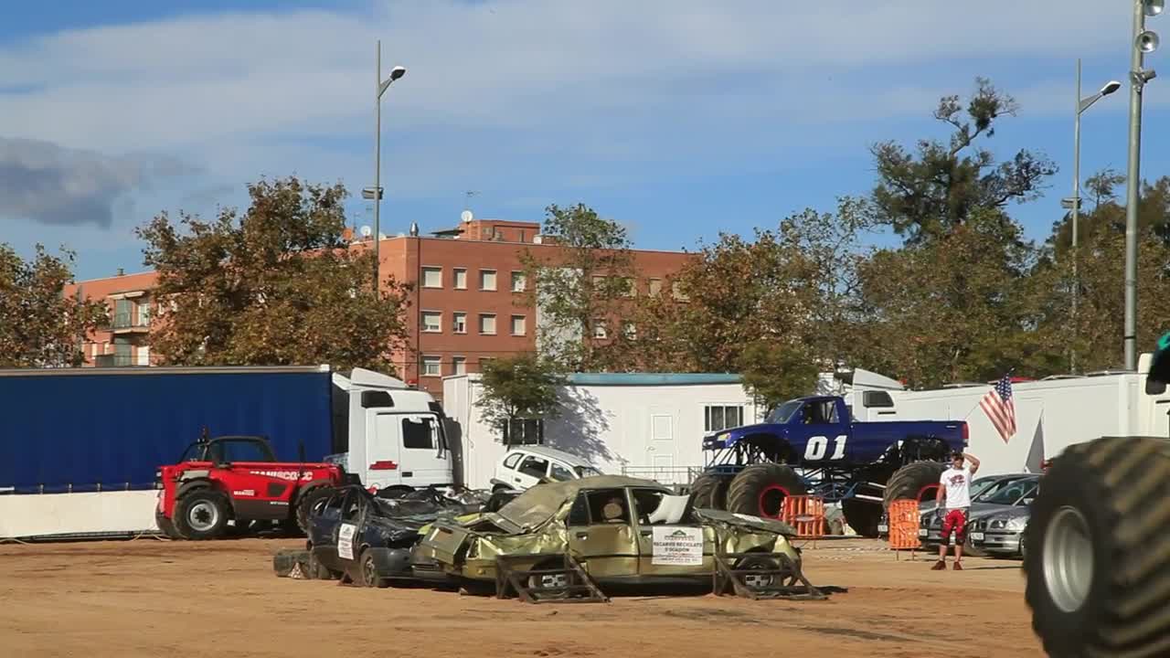 Stock Video Monster Truck Practicin Animated Wallpaper - Free Download