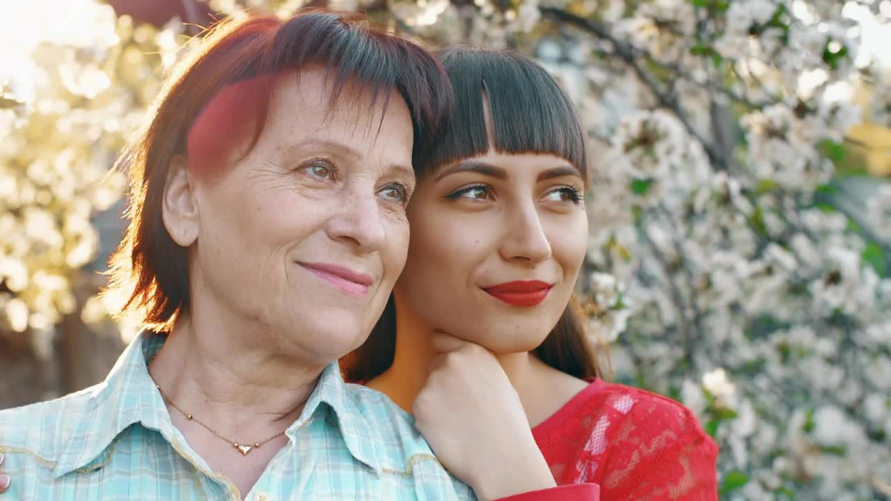 Stock Video Mother And Daughter Look Happily At The Horizo Animated Wallpaper - Free Download