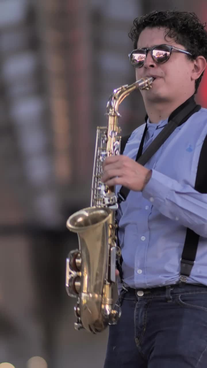 Free Stock Video Saxophonist With Sunglasses Playing On The Street Live Wallpaper - Free Download