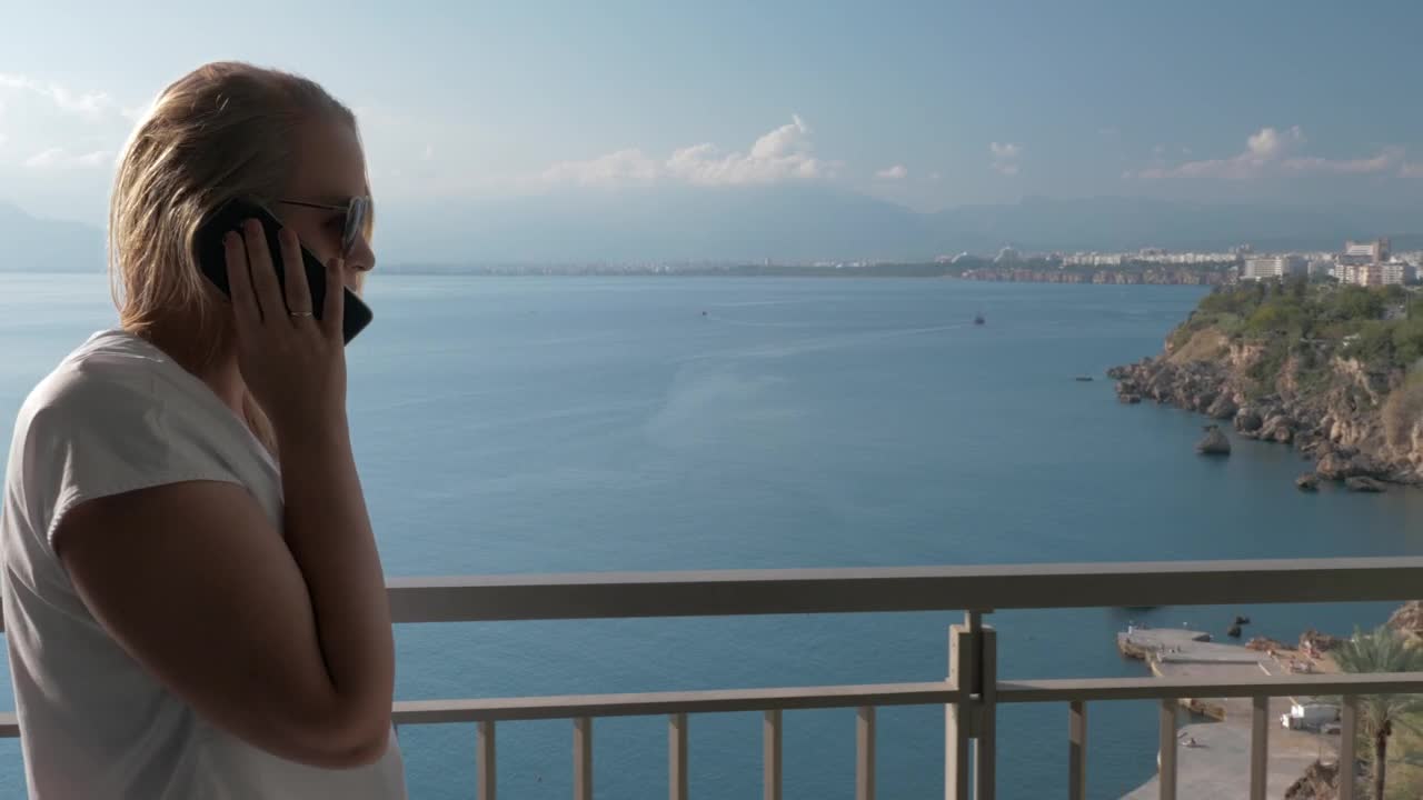 Video Stock Chatting On The Phone While On Vacation Live Wallpaper For PC - Free Download