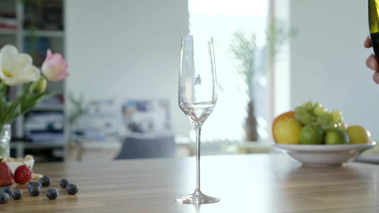Video Stock Pouring Champagne Into A Flute Glass Live Wallpaper Free - Free Download