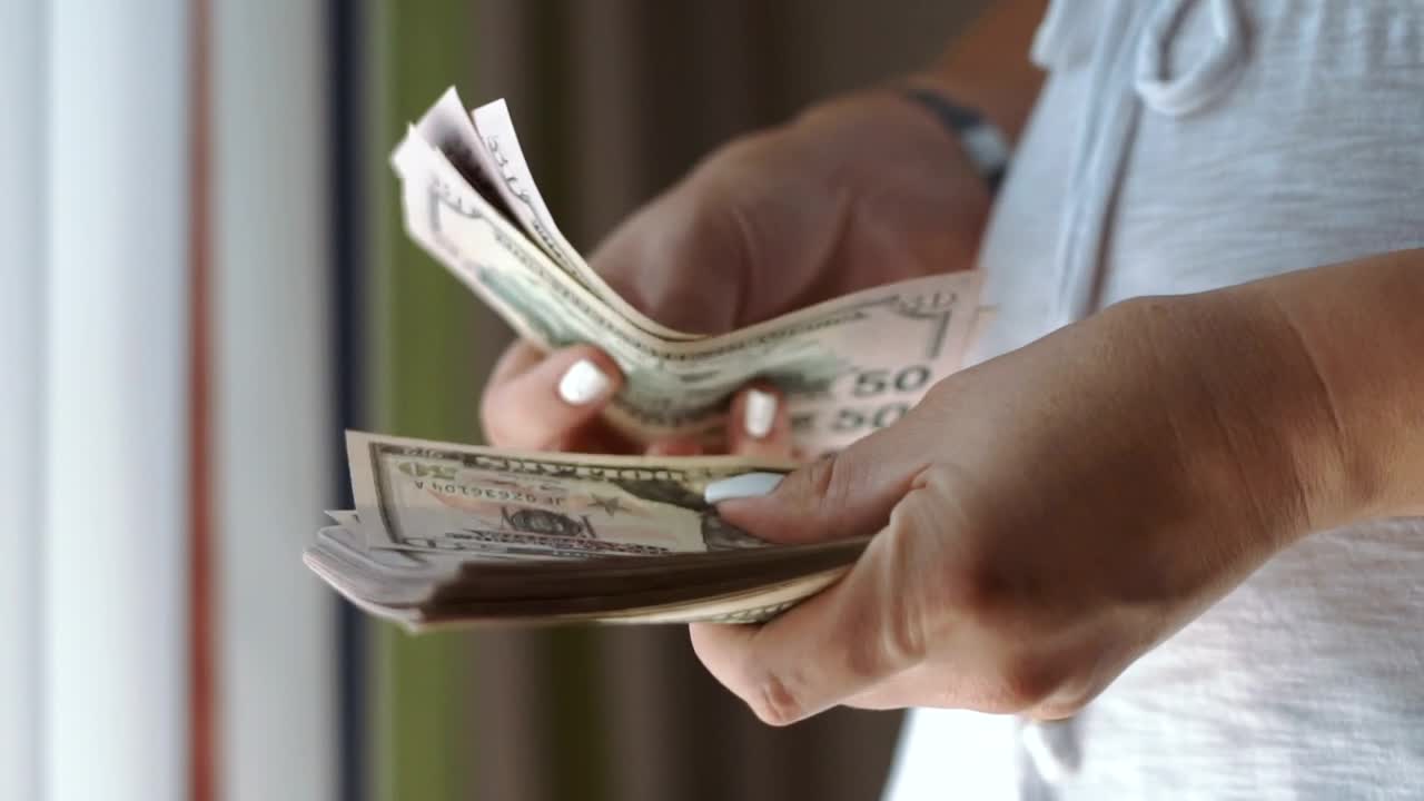 Stock Video Female Hands Counting Cash Live Wallpaper For PC - Free Download
