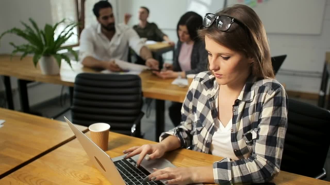 Stock Video Digital Marketing Pro Works On Laptop And Smiles Live Wallpaper For PC - Free Download