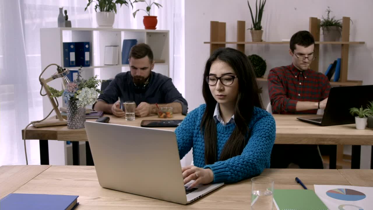Free Stock Video Young People Working Concentrated In An Office Live Wallpaper - Free Download