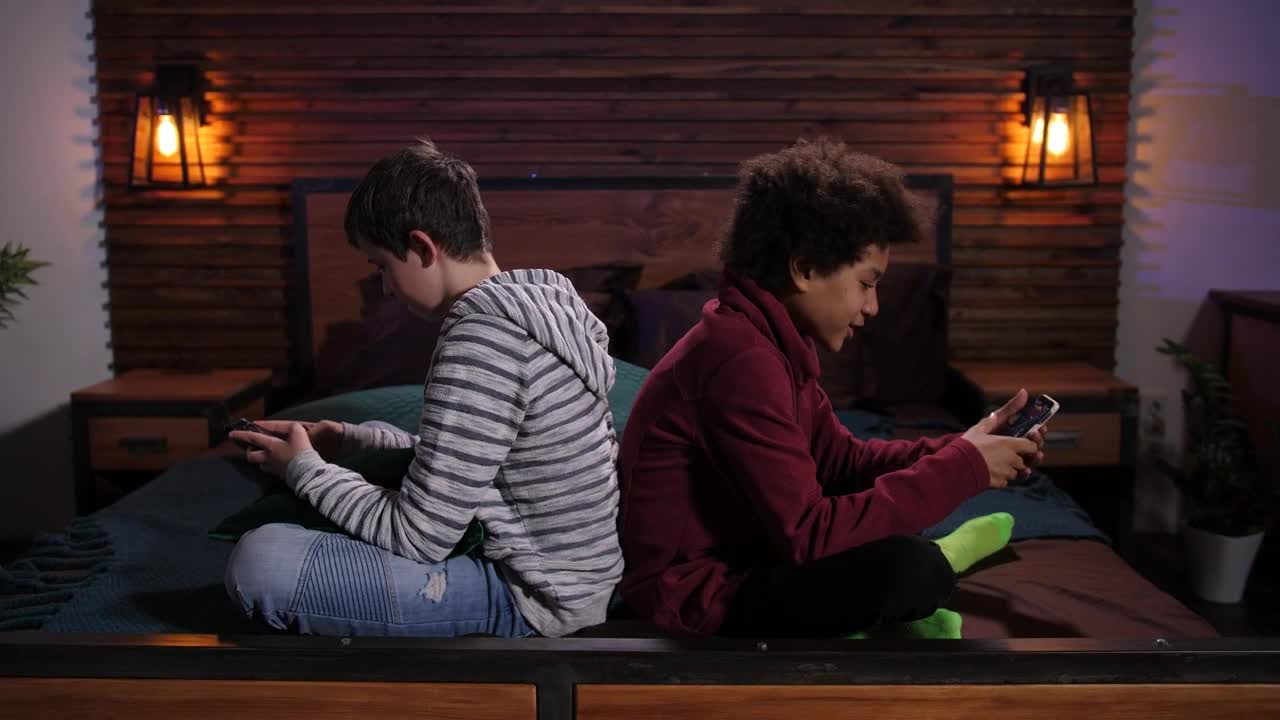 Free Video Stock teens playing mobile games Live Wallpaper - Free Download