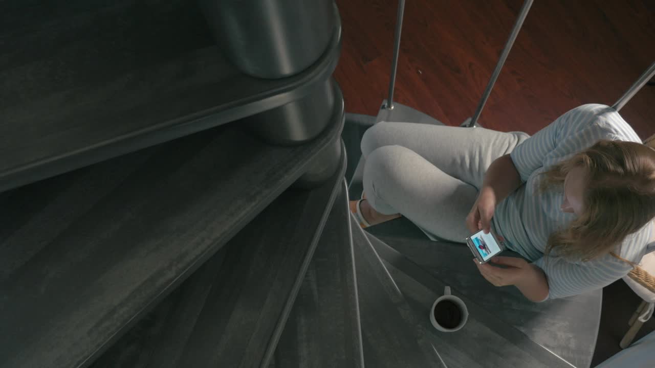 Video Stock Reading The News On The Stairs Live Wallpaper Free - Free Download