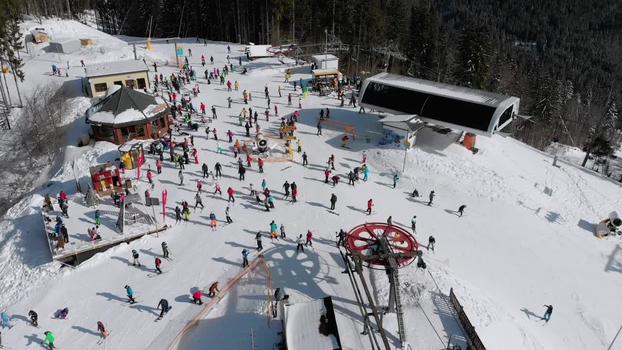 Stock Video Crowd Of Skiers In The Top Of The Mountain 3194 Live Wallpaper For PC - Free Download