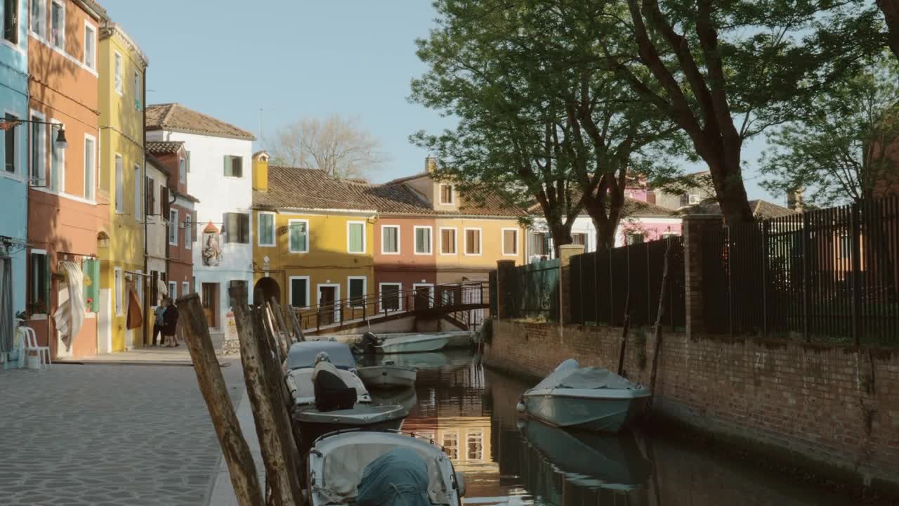 Video Stock Canal Boats Docked By Colorful Houses Live Wallpaper For PC - Free Download