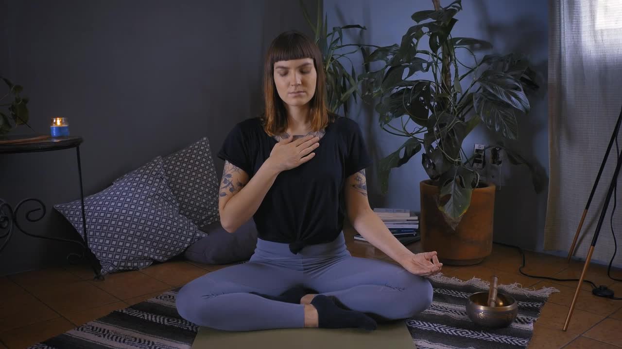 Free Stock Video Woman Doing Yoga On The Floor Of Her House Live Wallpaper - Free Download