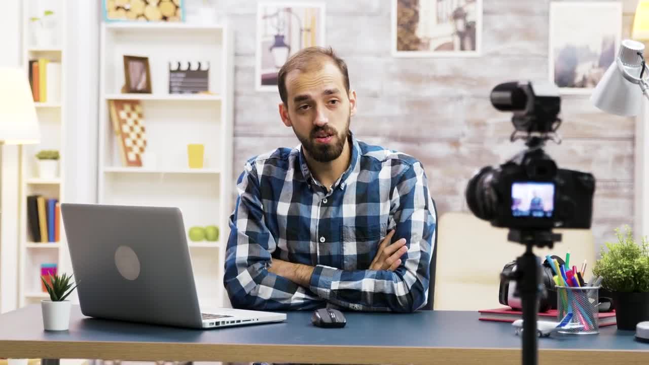 Stock Footage Vlogger Creating A New Video Live Wallpaper - Free Download