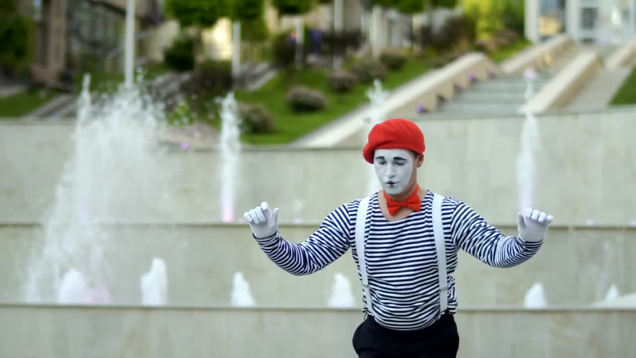 Stock Video Mime Preparing For His Act On The Stree Animated Wallpaper - Free Download