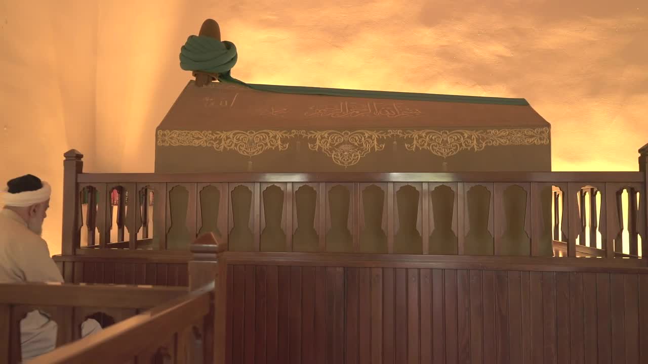 Stock Video Muslim Old Man Praying To A Coffin Live Wallpaper - Free Download