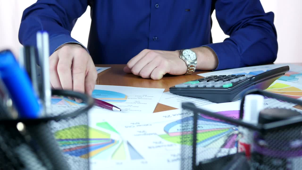Stock Video Manny Is Reviewing A Business Grap Animated Wallpaper - Free Download