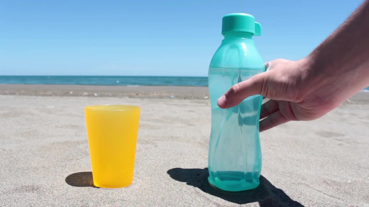 Video Stock Pouring Water In A Glass On A Sunny Beach Live Wallpaper Free - Free Download