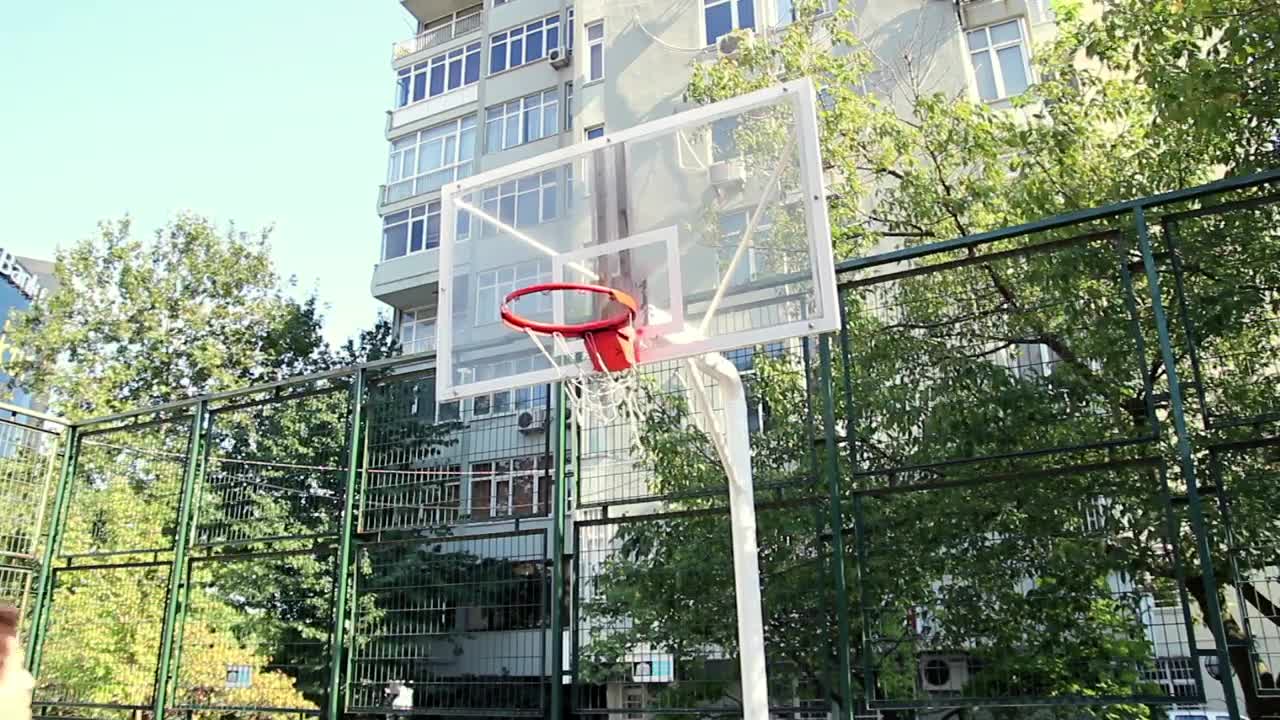 Free Stock Video Young Man Playing Basketball In A Park Live Wallpaper - Free Download