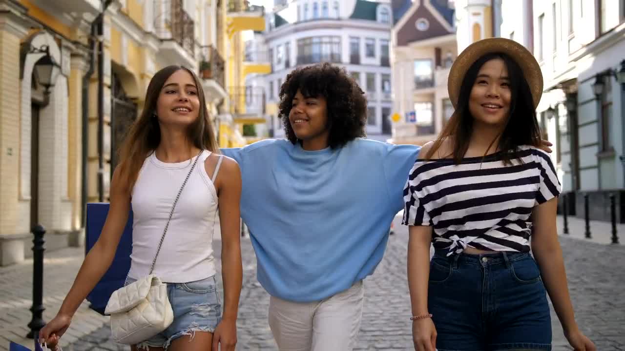 Free Video Stock teenage friends enjoying a shopping trip Live Wallpaper - Free Download
