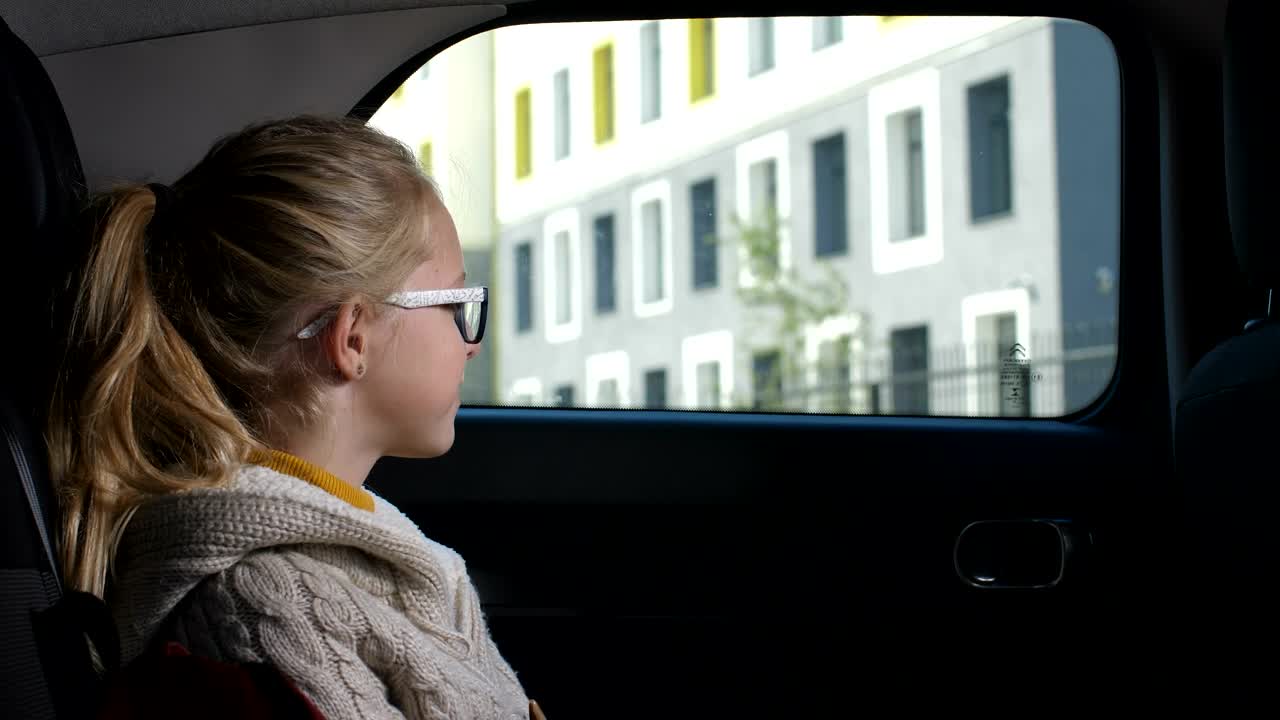 Free Video Stock taking her child to school Live Wallpaper - Free Download