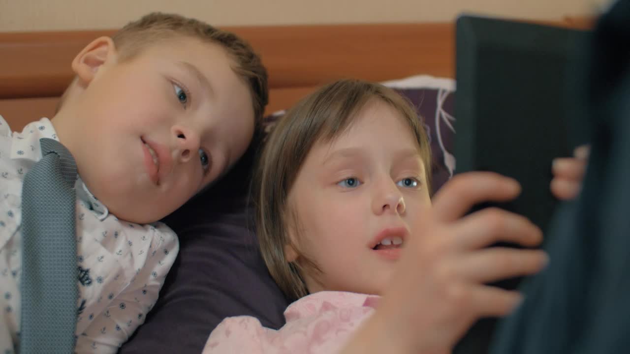 Free Stock Video Siblings Playing A Game On A Tablet Live Wallpaper - Free Download