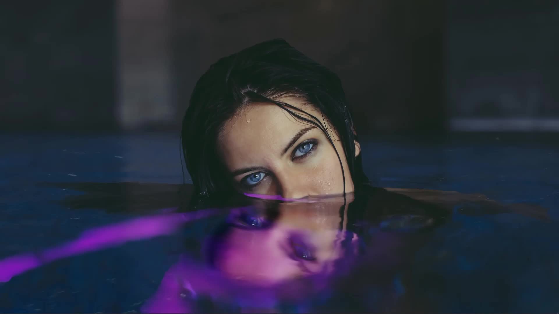 Blue Eyes Girl In Water HD Live Wallpaper - Free Download