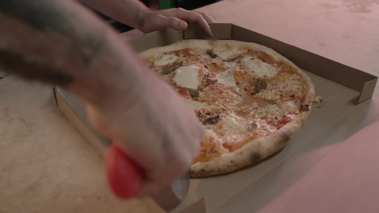 Free Stock Video Worker Of A Pizzeria Cutting A Pizza Live Wallpaper - Free Download