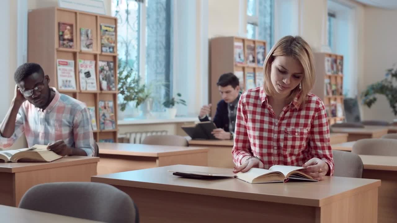 Free Video Stock Student With Book And Tablet In The Library Live Wallpaper - Free Download