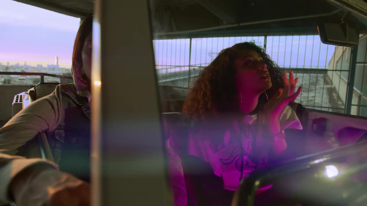 Free Stock Video Urban Style Female Friends In A Vehicle Live Wallpaper - Free Download