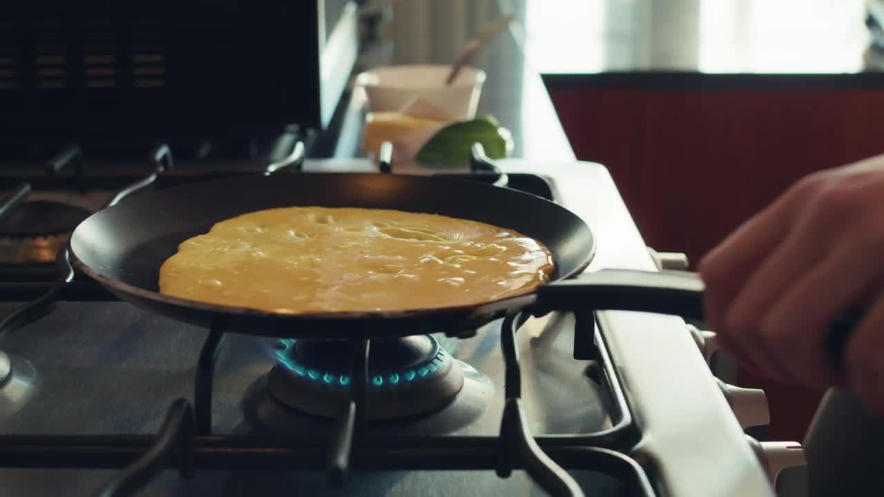 Free Stock Video Woman Flipping Her Egg Omelet Live Wallpaper - Free Download