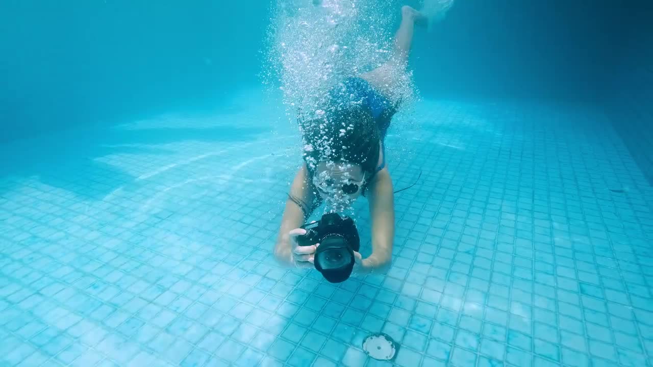 Free Stock Video Woman Taking Underwater Pictures Live Wallpaper - Free Download
