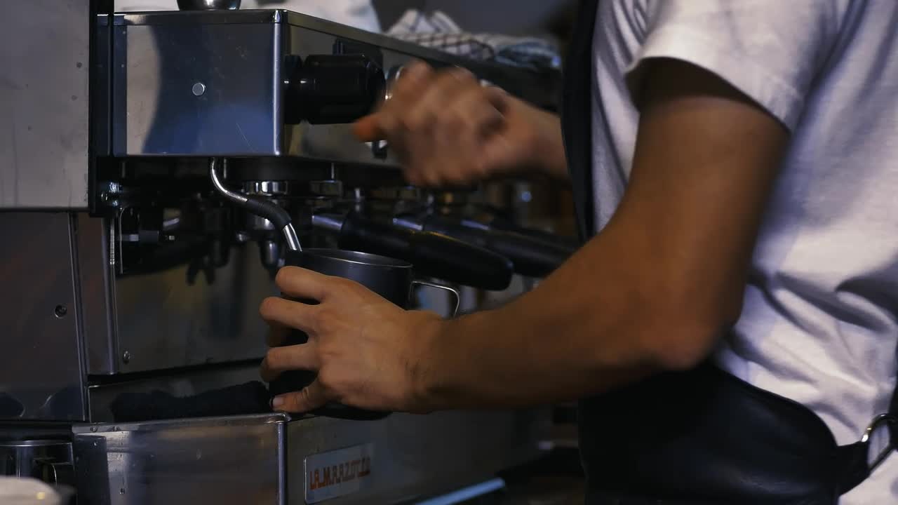 Free Video Stock Skilled Employee Working In A Coffee Shop Live Wallpaper - Free Download