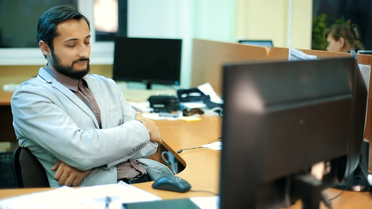 Free Video Stock Sleepy Man During Working Hours In The Office Live Wallpaper - Free Download