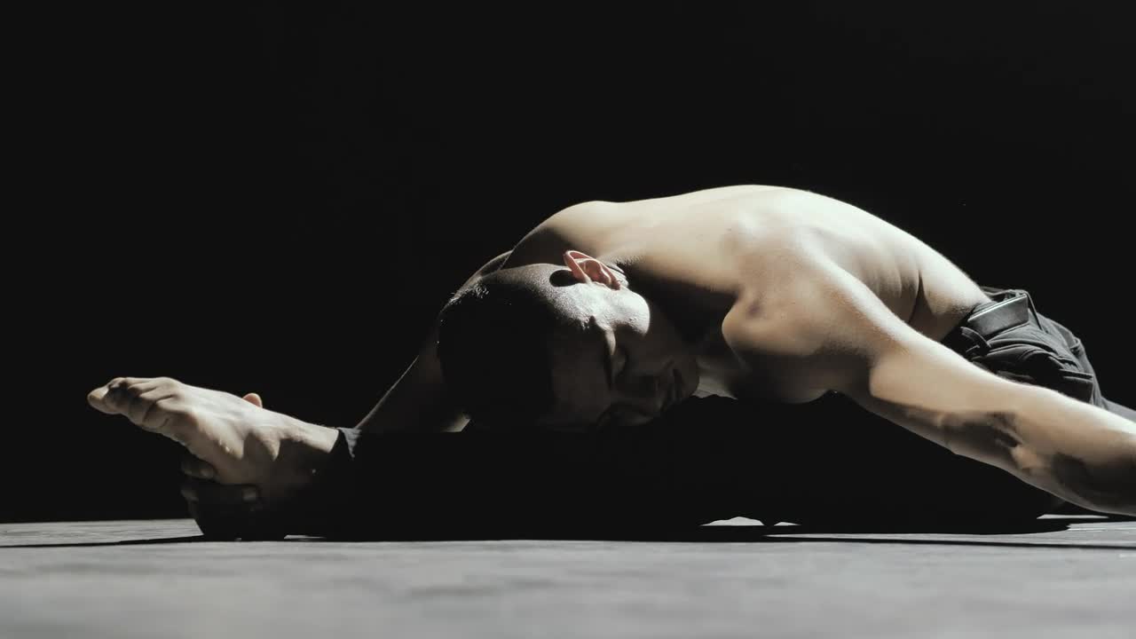 Stock Video Man Doing Splits Animated Wallpaper - Free Download