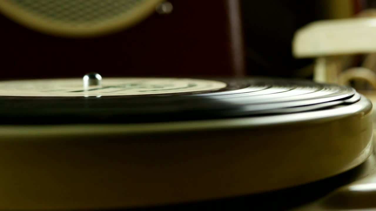 Free Video Stock the needle on rotating vinyl record Live Wallpaper - Free Download