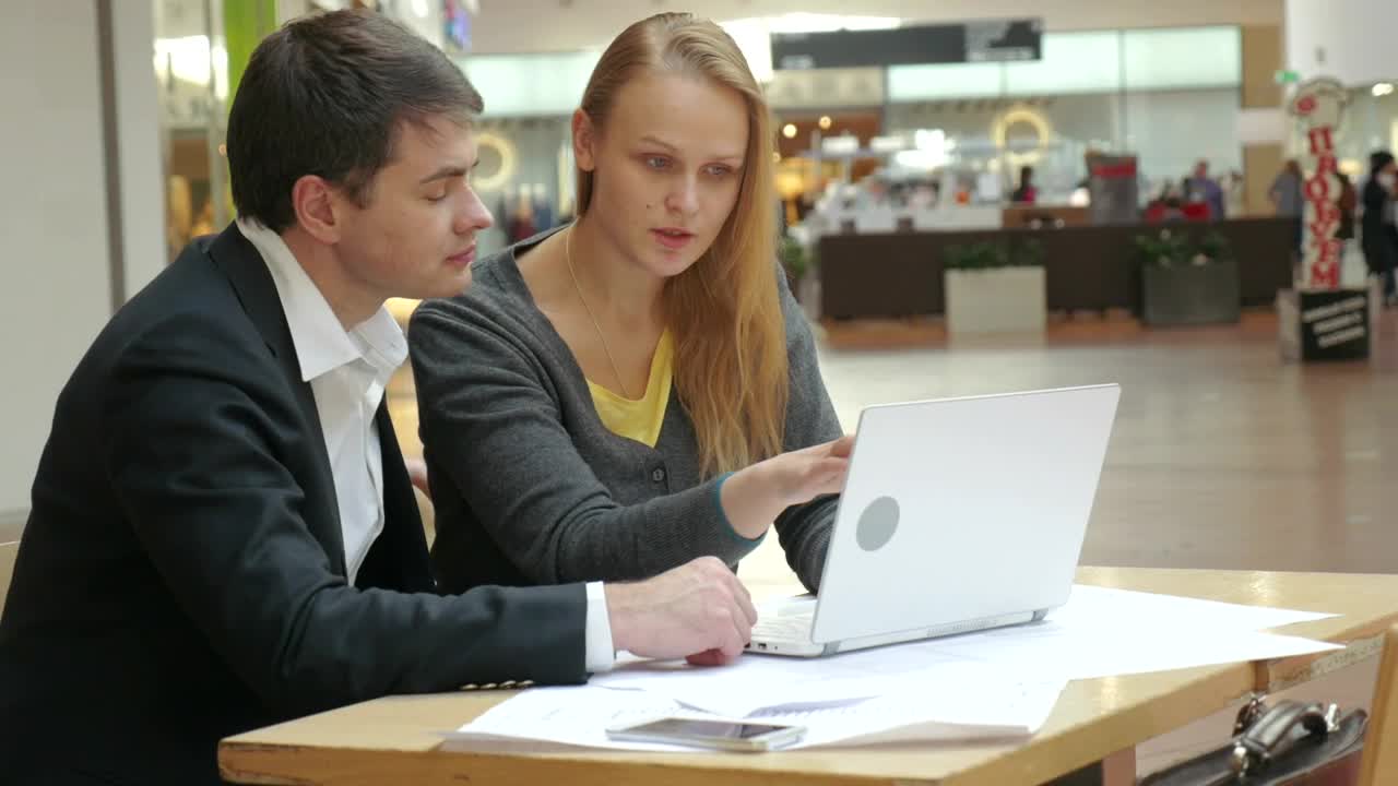 Stock Video Discussing Company Plans Live Wallpaper For PC - Free Download