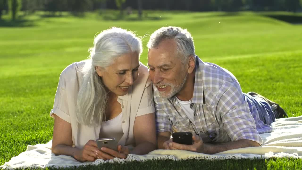 Stock Video Older Couple With Their Cellphones Live Wallpaper - Free Download