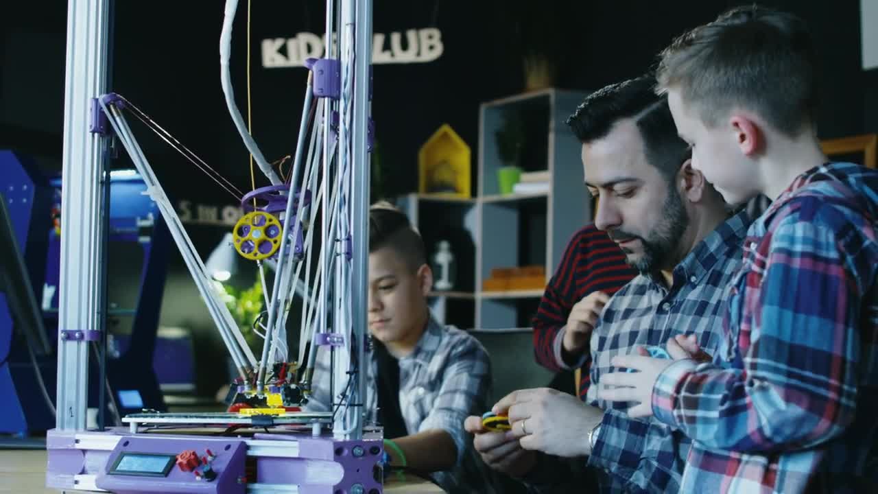 Free Video Stock teacher explaining how  d printing works Live Wallpaper - Free Download