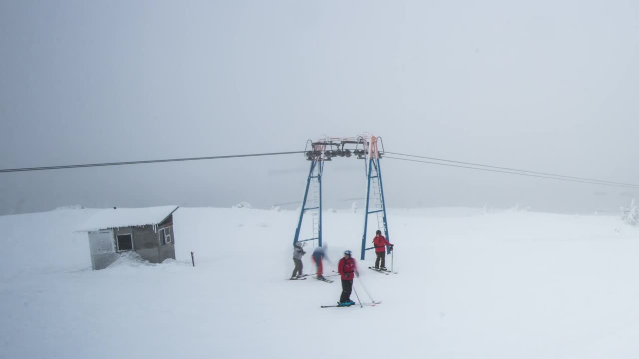 Free Video Stock Skiers On A Misty Snowy Mountain Live Wallpaper - Free Download