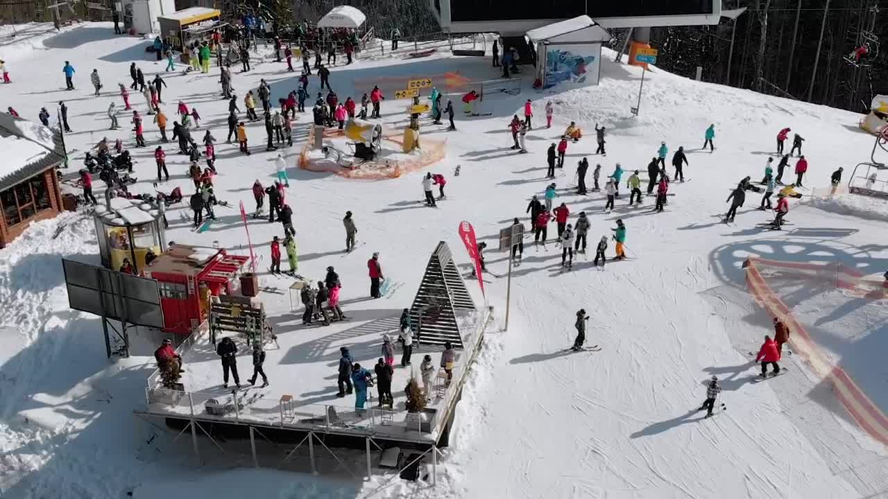 Stock Video Crowd Of Skiers In The Top Of The Mountain Live Wallpaper For PC - Free Download