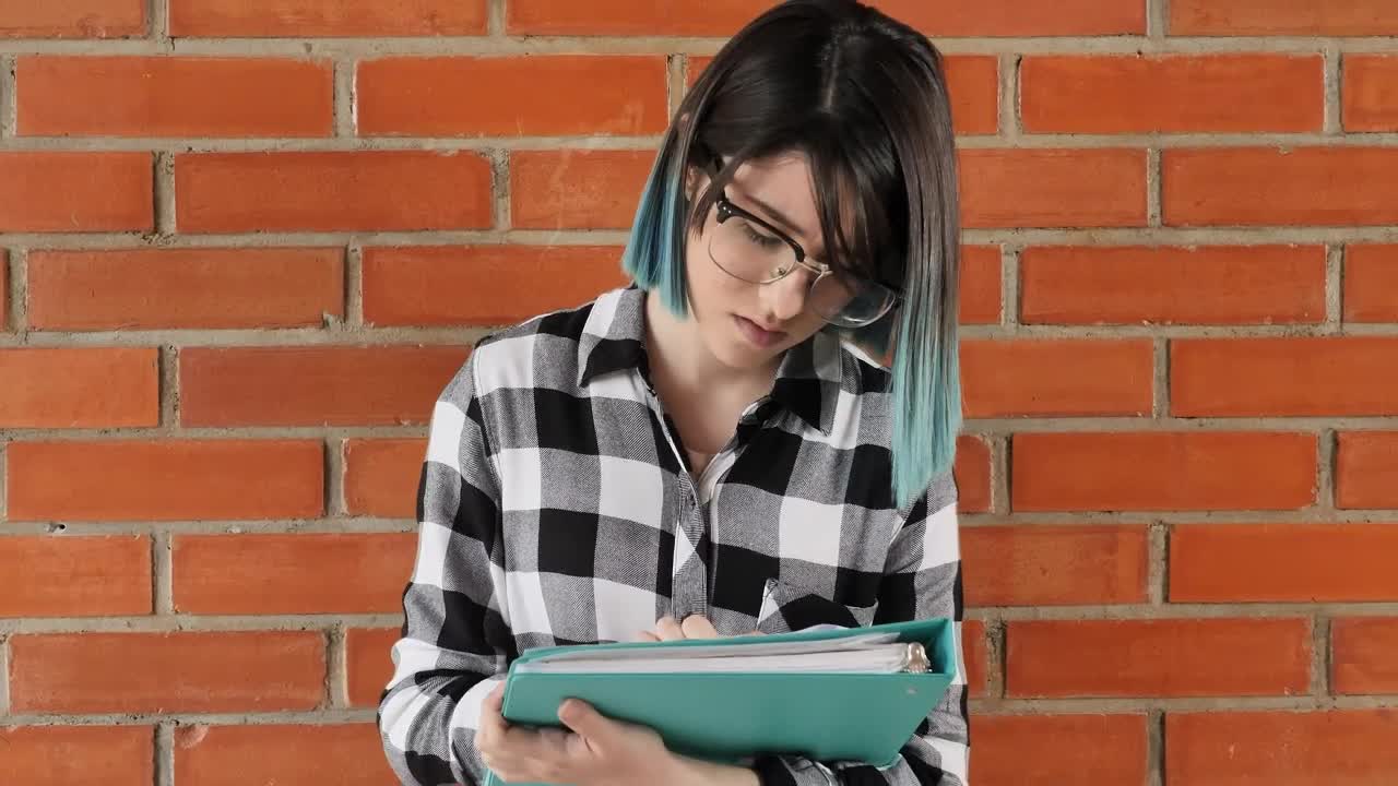 Free Stock Video Schoolboy Girl In Her School Studying Concentrated Live Wallpaper - Free Download