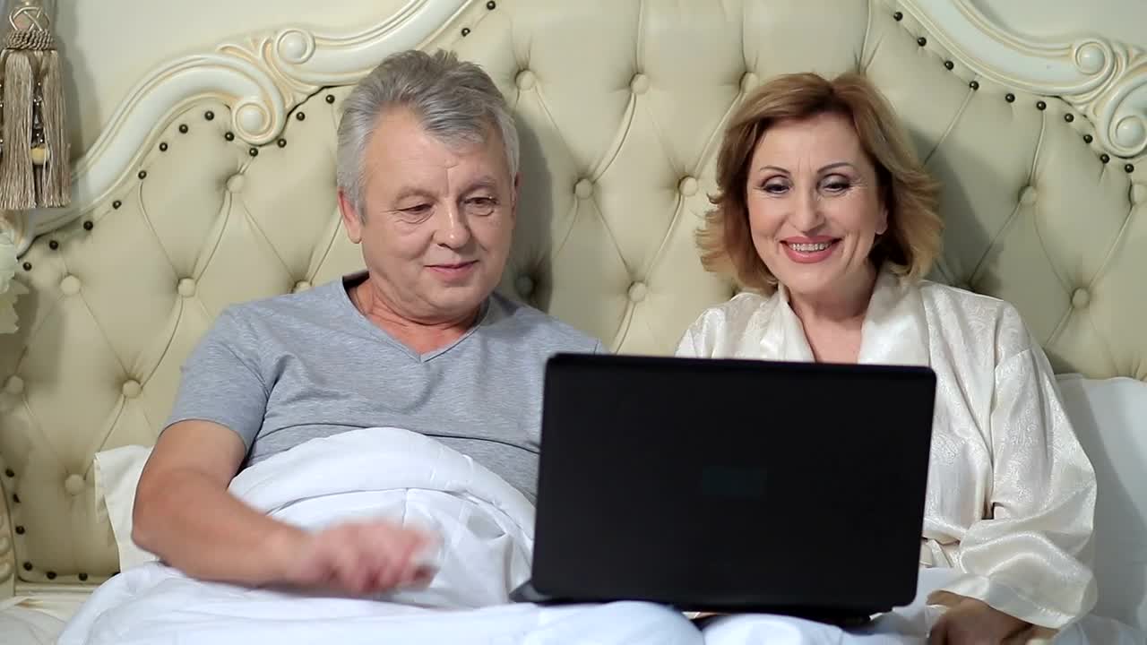 Stock Video Older Couple Chatting On A Laptop Live Wallpaper - Free Download