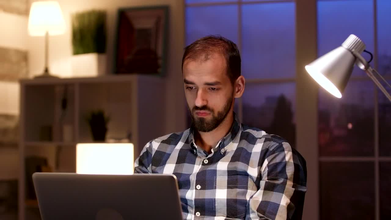 Video Stock Businessman Stopping To Think Live Wallpaper For PC - Free Download